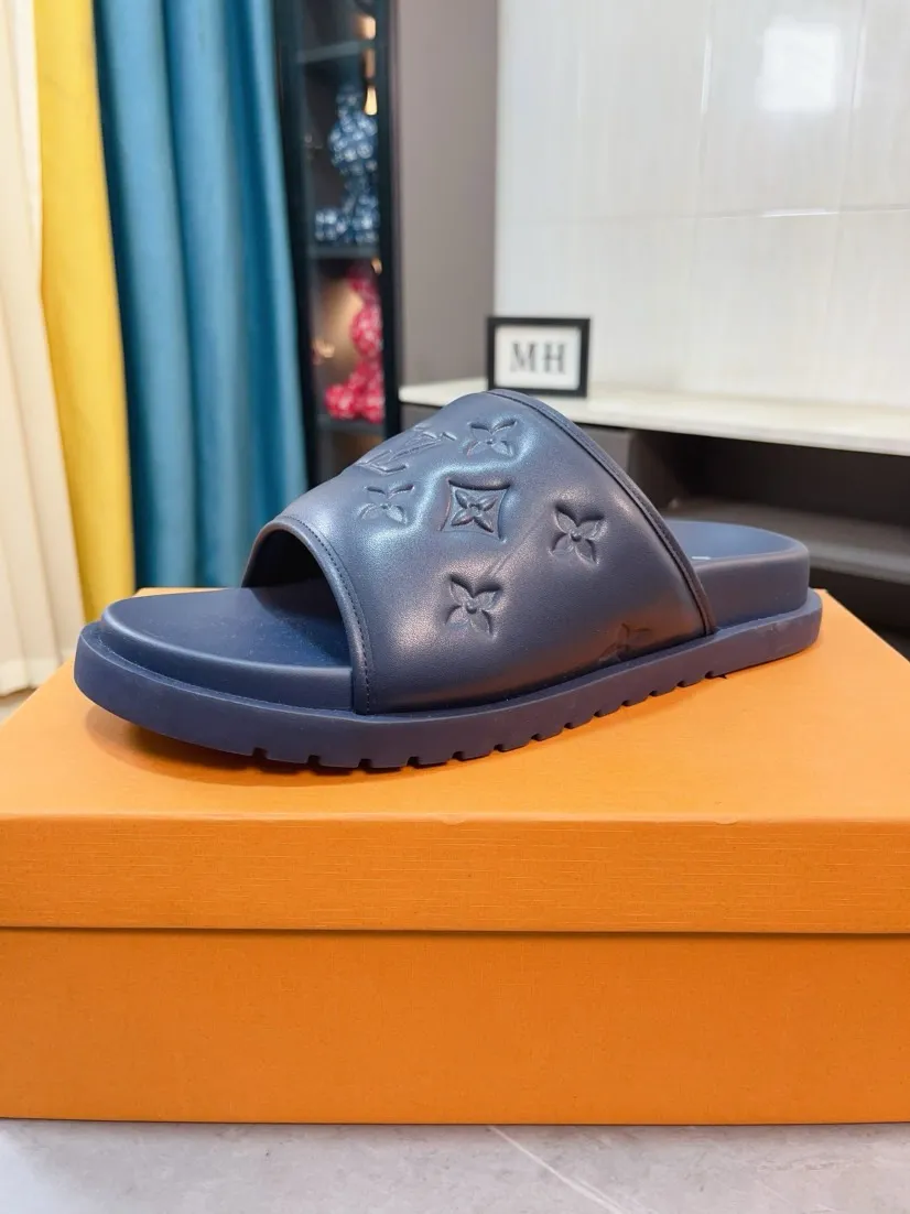 Men's shoes 💰360🌹🌹 (lv-Louis Vuitton) new men's sandals, high-end boutique, exquisite embossed logo decoration on the upper, fine workmanship, super soft soles, casual, loose and comfortable, a must-have in summer! \nsize：38-44